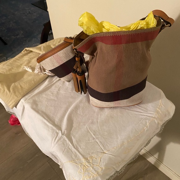 Burberry Ashby shoulder bag like new. Worn only a few times. - Picture 7 of 7